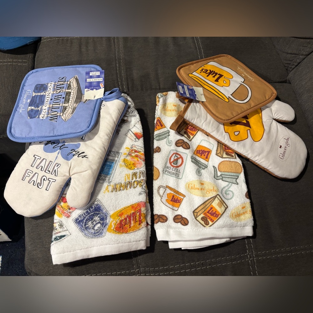 Gilmore girls. Kitchen Linen potholder and towel set of 2